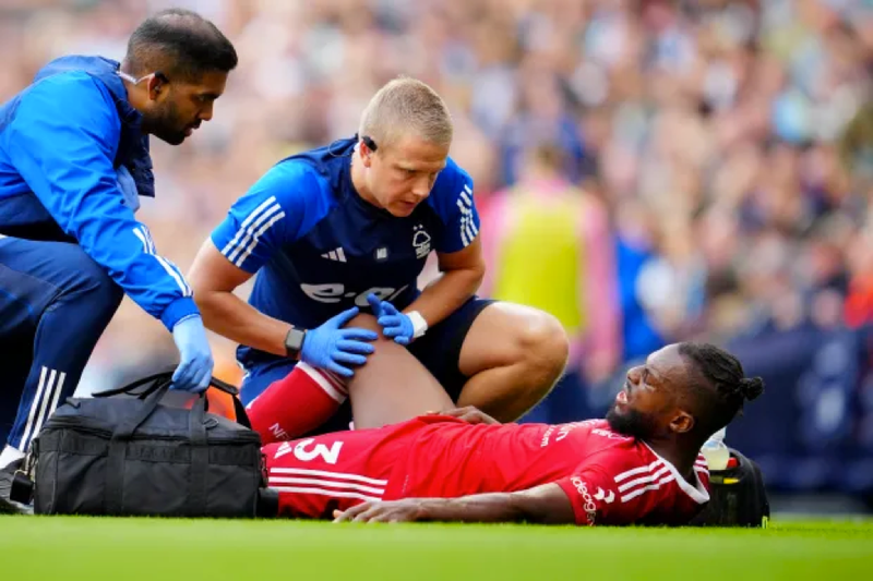 Hậu vệ trái Nuno Tavares của Arsenal dính chấn thương háng nghiêm trọng. Lời nguyền hậu vệ cánh trái tại Ngoại hạng Anh