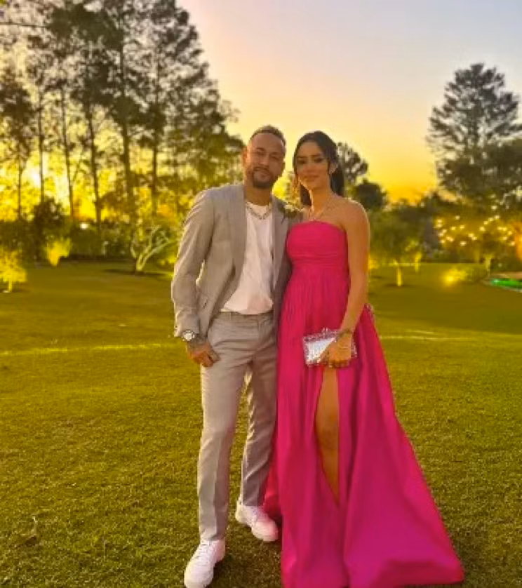 Neymar ‘say đắm’ bên gái lạ trong lúc bạn gái bầu 8 tháng