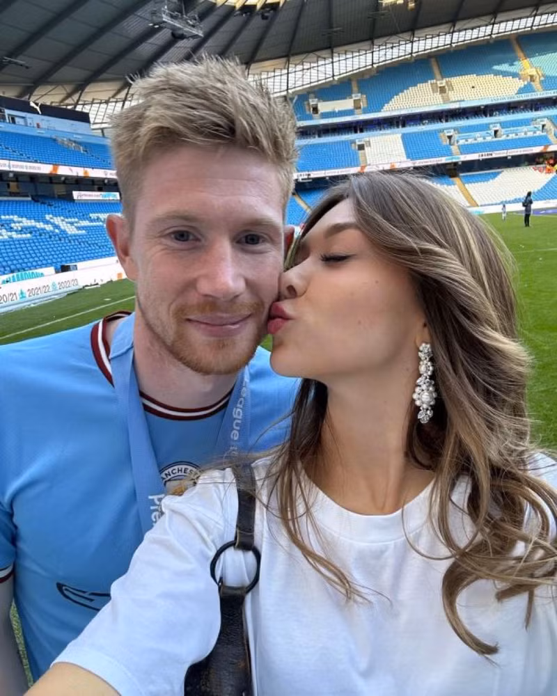 Phút giây hạnh phúc của Bruyne cùng bà xã bên lề sân cỏ. Vợ xinh đẹp giúp nhạc trưởng Man City thăng hoa trong sự nghiệp