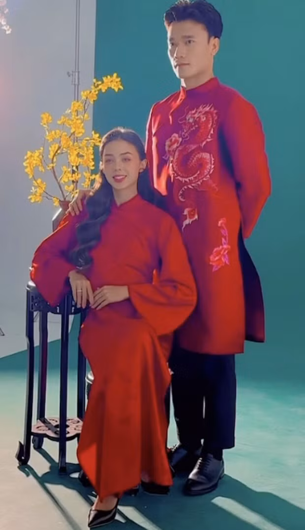 Bùi Tiến Dũng cùng vợ Tây xinh đẹp lần đầu đưa con trai về quê ăn Tết 