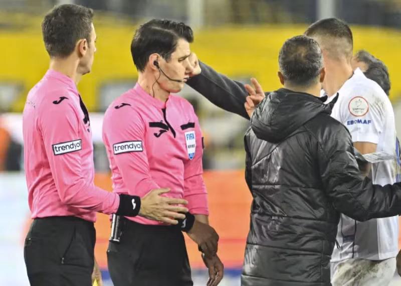 Bóng đá Thổ Nhĩ Kỳ lại gây sốc: Đang thi đấu, Chủ tịch CLB lệnh toàn đội rời sân