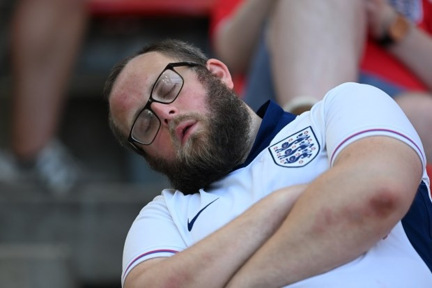 Cổ động viên bất ngờ nổi tiếng nhờ… ngủ gục tại EURO 2024 