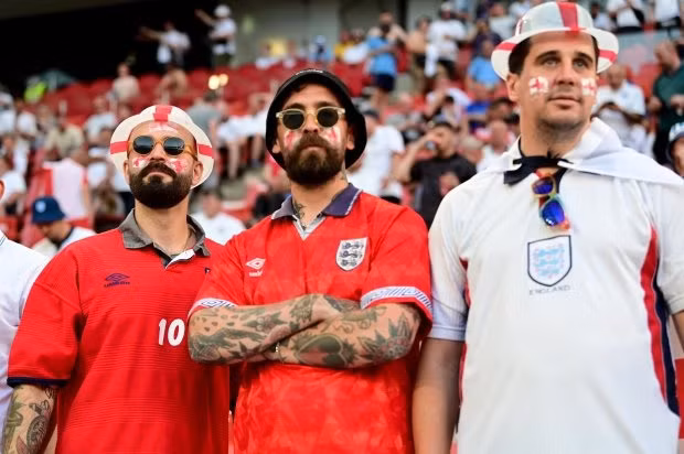 Cổ động viên bất ngờ nổi tiếng nhờ… ngủ gục tại EURO 2024 