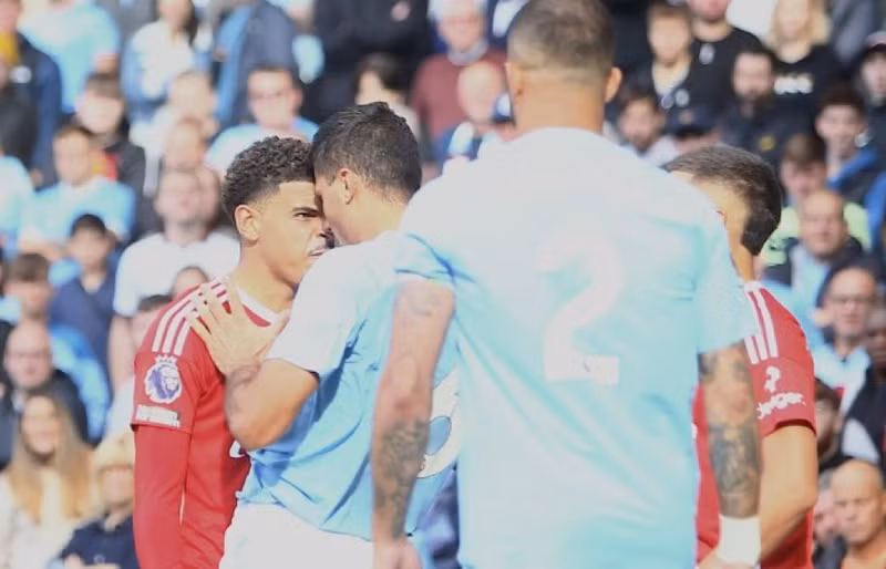 Cận cảnh tình huống sao Man City bóp cổ đối thủ