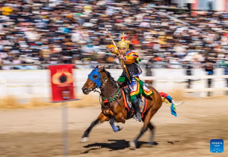 Mãn nhãn màn biểu diễn cưỡi ngựa bắn cung của người Tây Tạng