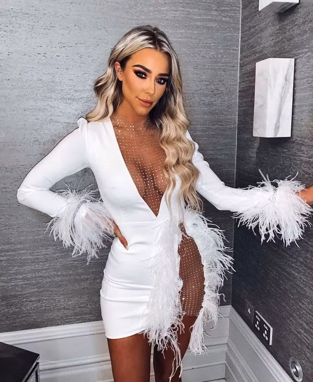 Nàng WAG nóng bỏng chấp nhận theo cựu sao Man City tới Ả Rập Xê-út