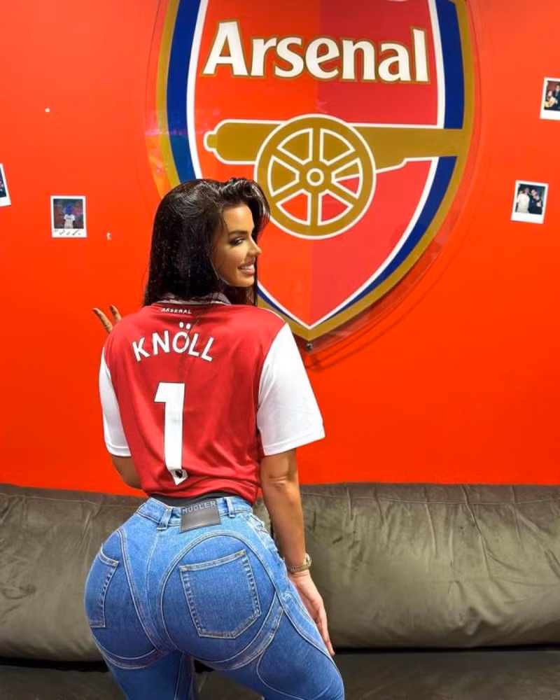 Cổ động viên ‘nóng bỏng nhất thế giới’ khoe loạt ảnh mới