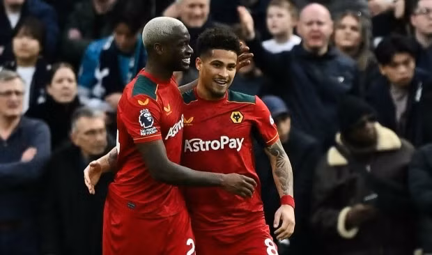 Joao Gomes (phải) lập cú đúp giúp Wolves đánh bại chủ nhà Tottenham 2-1. Tottenham văng khỏi top 4, Liverpool xây chắc ngôi đầu