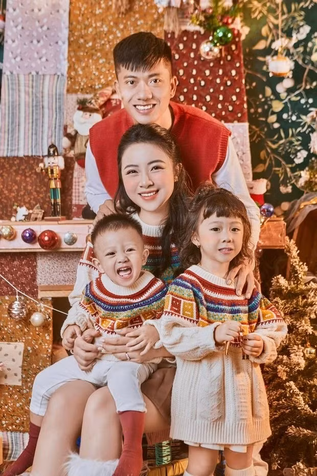 Bà xã Phan Văn Đức khoe ảnh 'về với biển'