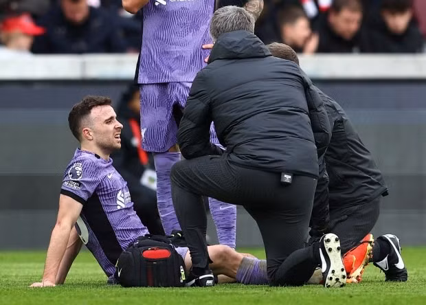 Tuy nhiên, chiến thắng của Liverpool không thực sự trọn vẹn khi Diogo Jota dính chấn thương nặng. Tottenham văng khỏi top 4, Liverpool xây chắc ngôi đầu