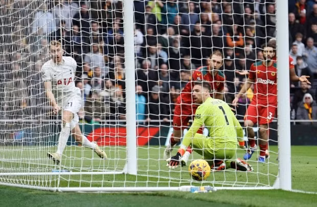 Dejan Kulusevski gỡ hòa 1-1 cho Tottenham ngay đầu hiệp hai. Tottenham văng khỏi top 4, Liverpool xây chắc ngôi đầu