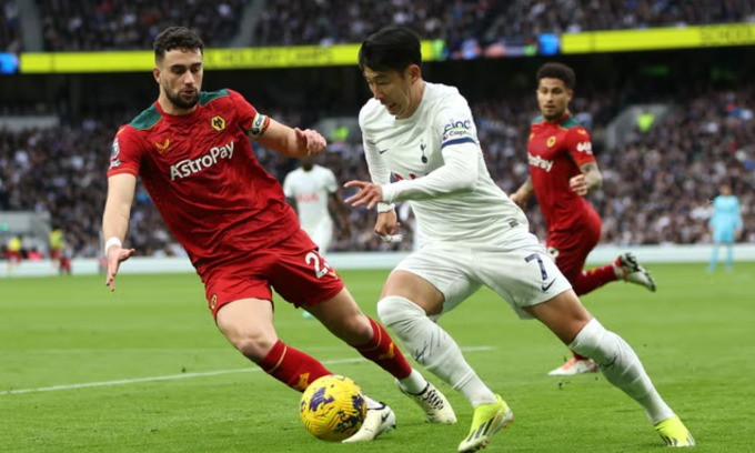 Tottenham văng khỏi top 4, Liverpool xây chắc ngôi đầu 
