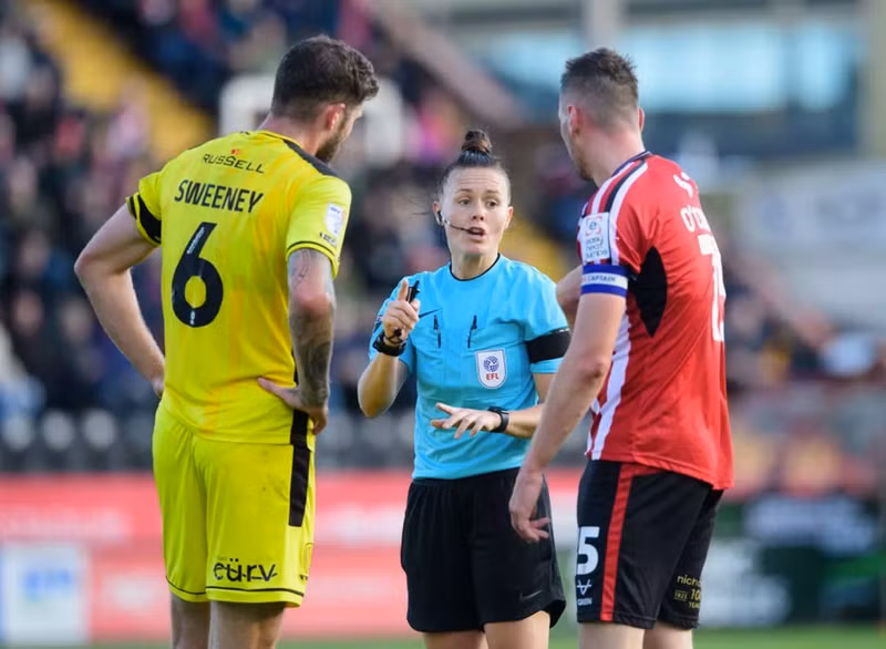 Trọng tài nữ đầu tiên bắt chính tại Ngoại hạng Anh 