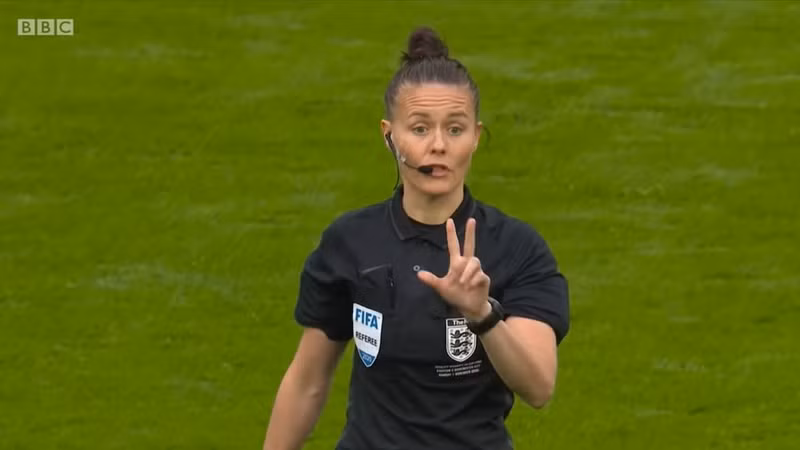 Trọng tài nữ đầu tiên bắt chính tại Ngoại hạng Anh 