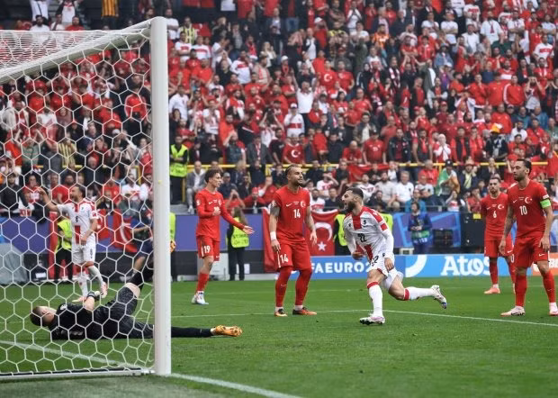 Chùm ảnh: Sao trẻ phá kỷ lục của Ronaldo, Thổ Nhĩ Kỳ thắng ngoạn mục 