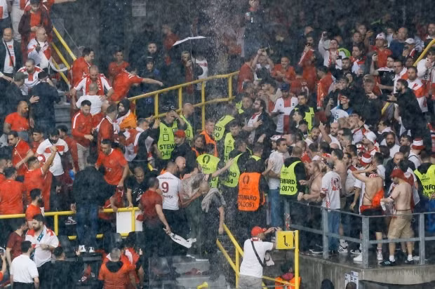 Chùm ảnh: Ẩu đả dữ dội giữa cổ động viên Thổ Nhĩ Kỳ - Georgia 