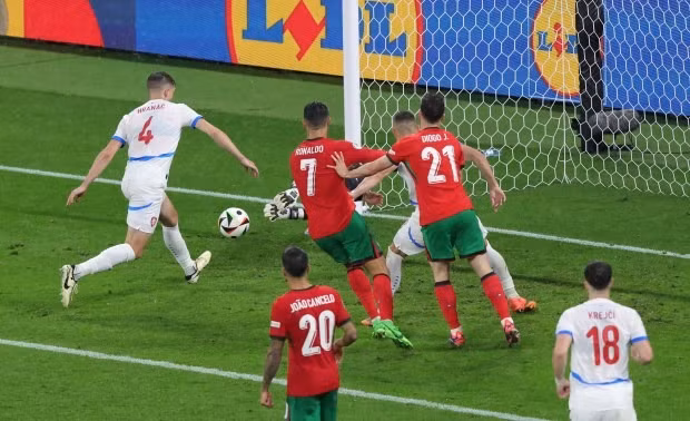 Ronaldo im tiếng, Bồ Đào Nha vẫn thắng đầy cảm xúc trận ra quân EURO 2024 