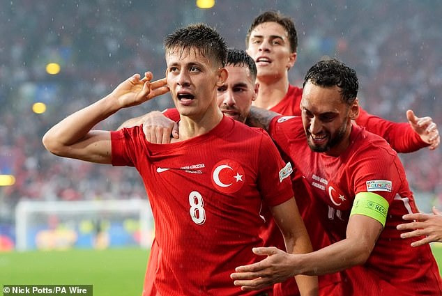 Chùm ảnh: Sao trẻ phá kỷ lục của Ronaldo, Thổ Nhĩ Kỳ thắng ngoạn mục 