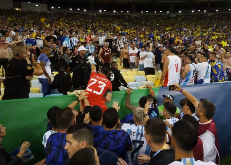 Hình ảnh gây sốc trong cuộc bạo loạn kinh hoàng trận Brazil - Argentina