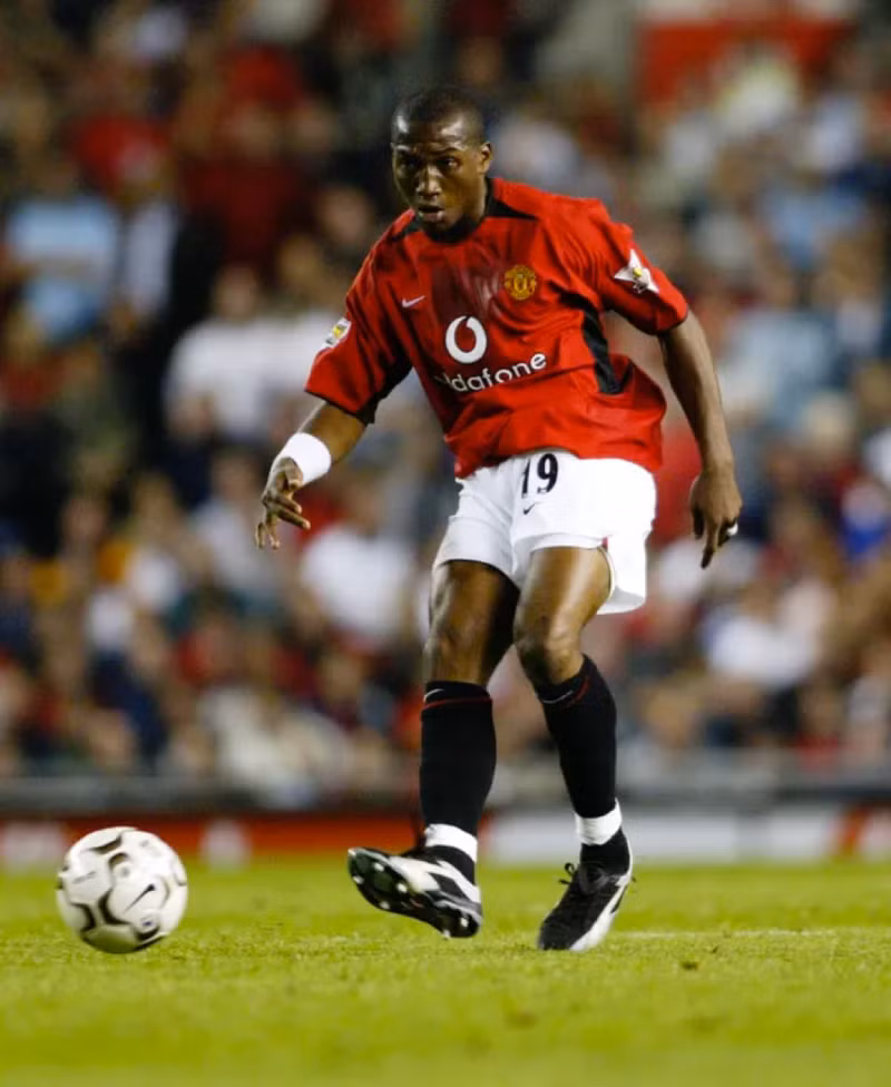 <strong> Eric Djemba-Djemba </strong>đứng thứ ba trong danh sách sau khi gia nhập ‘Quỷ đỏ’ với giá 4 triệu bảng vào năm 2003. Bất ngờ 20 bản hợp đồng tệ nhất lịch sử Man United