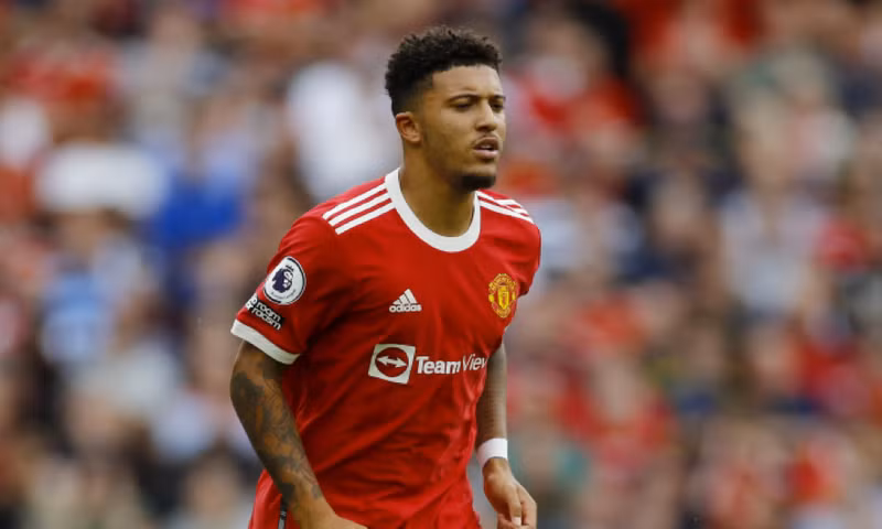 <strong> Jadon Sancho </strong>xếp thứ 9 trong danh sách những bản hợp đồng tệ nhất lịch sử Man Utd. Anh gia nhập đội với giá 73 triệu bảng vào năm 2021 và hiện đang bị cô lập dưới thời HLV Erik ten Hag. Bất ngờ 20 bản hợp đồng tệ nhất lịch sử Man United