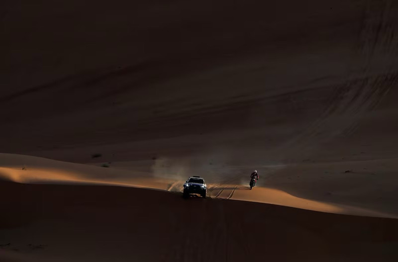 Hình ảnh 'siêu thực' tại giải đua xe trên sa mạc Dakar Rally