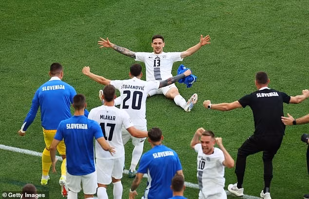 Eriksen ghi bàn sau 1.100 ngày ngừng tim, Đan Mạch vẫn đánh rơi chiến thắng 