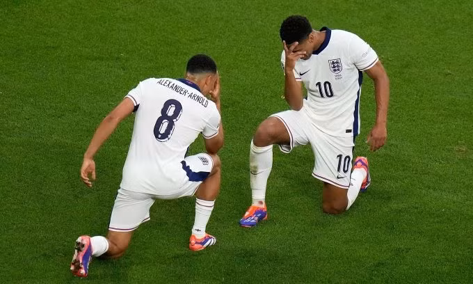 Chùm ảnh: Bellingham làm nức lòng cổ động viên Anh 