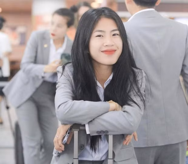 Nữ tiền vệ xinh tươi khi mặc đồ di chuyển của đội tuyển nữ Việt Nam. Có ai nhận ra cô gái xinh đẹp này là tiền vệ Thanh Nhã?