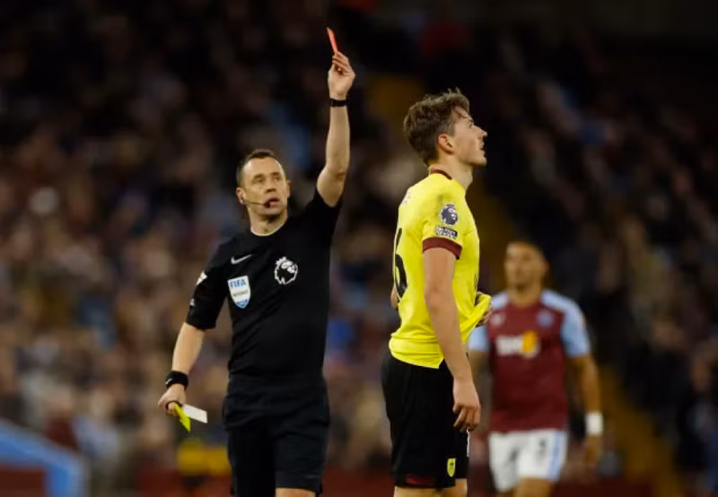 Aston Villa còn được hưởng lợi thế chơi hơn người khi Sander Berge của Burnley bị đuổi khỏi sân ở phút 56. Aston Villa bứt phá ngoạn mục trên bảng xếp hạng Ngoại hạng Anh