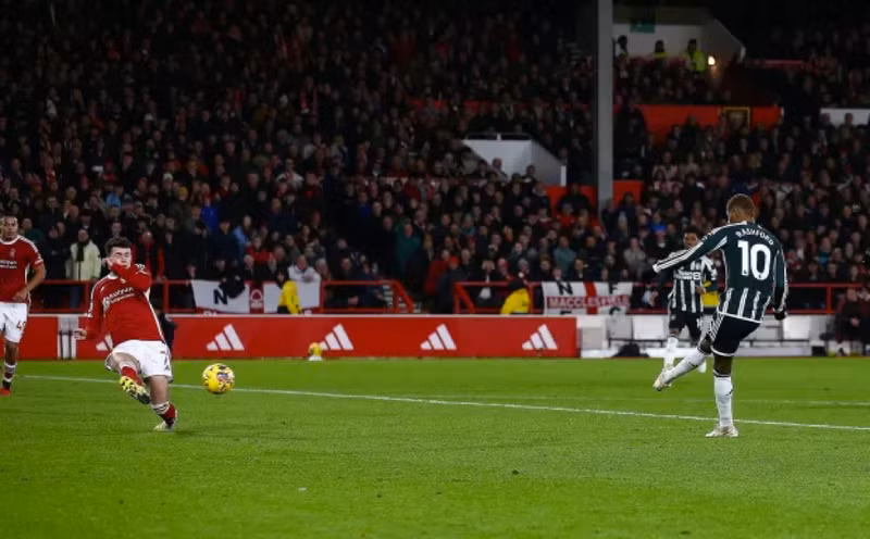 Marcus Rashford tận dụng sai lầm của Matt Turner để gỡ hòa 1-1 cho Man Utd ở phút thứ 78. Đây mới là bàn thắng thứ ba của tiền đạo người Anh trong mùa giải này. Man Utd kết thúc năm tồi tệ, ghế của Ten Hag lung lay