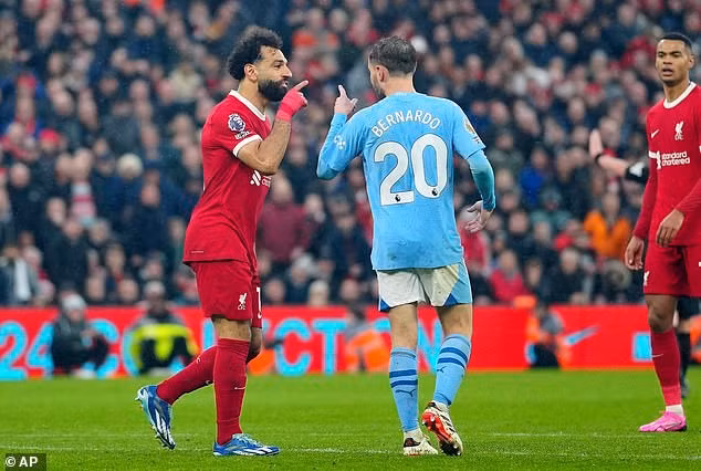Chùm ảnh: Liverpool, Man City ‘dâng’ ngôi đầu Ngoại hạng Anh cho Arsenal 