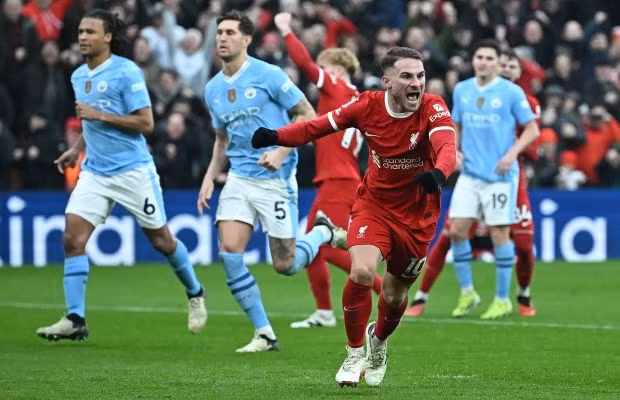 Chùm ảnh: Liverpool, Man City ‘dâng’ ngôi đầu Ngoại hạng Anh cho Arsenal 