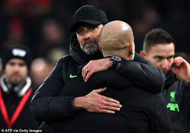 Chùm ảnh: Liverpool, Man City ‘dâng’ ngôi đầu Ngoại hạng Anh cho Arsenal 
