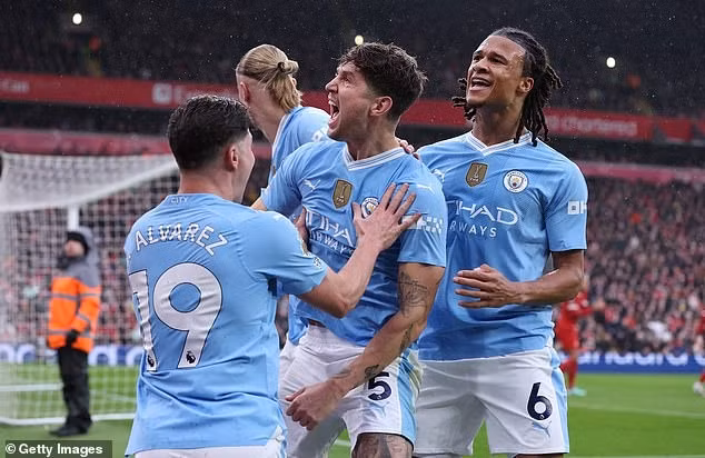 Chùm ảnh: Liverpool, Man City ‘dâng’ ngôi đầu Ngoại hạng Anh cho Arsenal 