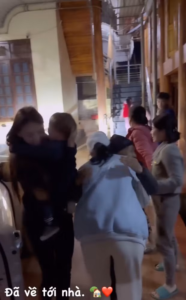 Cô nàng ăn vận giản dị, khác hẳn hình ảnh lộng lẫy của người mẫu Dianka trên sàn catwalk hay 'hot mom Dianka' mỗi lần lên đồ dự tiệc, đi chơi. Nàng WAG Dianka 'gây sốt' với trang phục truyền thống của người Mường