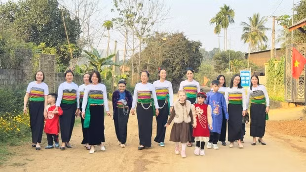 Những khoảnh khắc đáng nhớ khi về quê chồng ăn Tết Giáp Thìn của người mẫu Dianka và mẹ đến từ Ukraine. Nàng WAG Dianka 'gây sốt' với trang phục truyền thống của người Mường