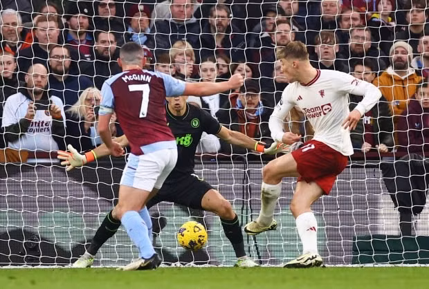 Chùm ảnh: Thắng kịch tính Aston Villa, Man Utd nuôi hy vọng top 4 