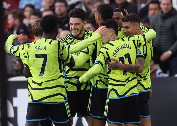 West Ham thua đậm nhất 60 năm, Arsenal trở lại đường đua vô địch