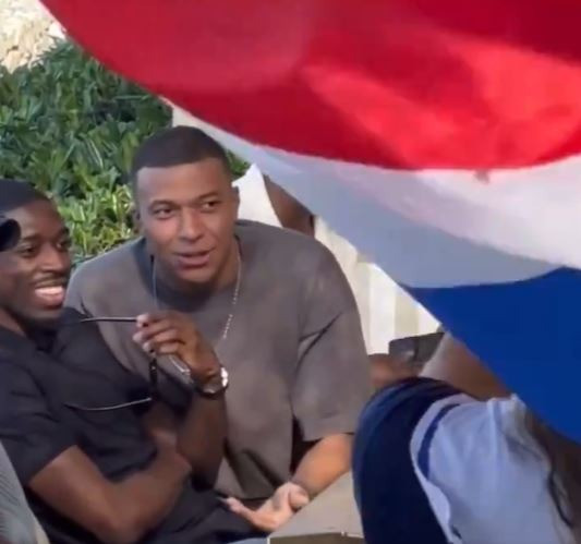 Người đẹp bí ẩn khiến Mbappé 'phải lòng trong 3 giây' là ai?