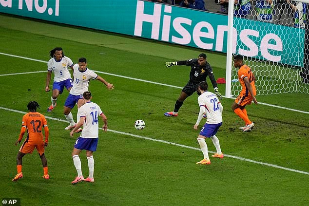 Chùm ảnh: Mbappe không thi đấu, tuyển Pháp bế tắc trước Hà Lan 