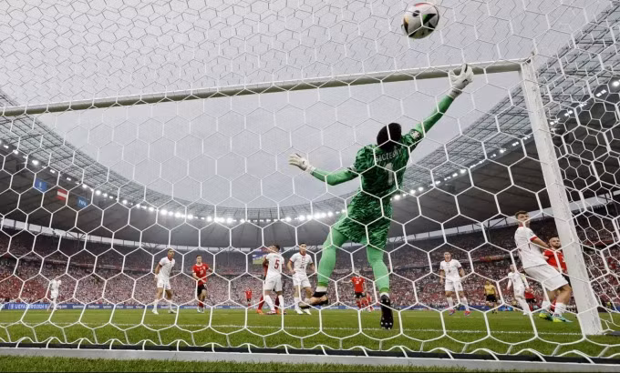 Ba Lan vì thế trở thành đội bóng đầu tiên bị loại sớm khỏi giải đấu đang diễn ra ở Đức. Chùm ảnh: Đội bóng đầu tiên bị loại khỏi EURO 2024