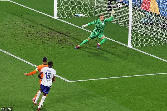 Chùm ảnh: Mbappe không thi đấu, tuyển Pháp bế tắc trước Hà Lan 