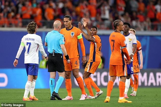 Chùm ảnh: Mbappe không thi đấu, tuyển Pháp bế tắc trước Hà Lan 