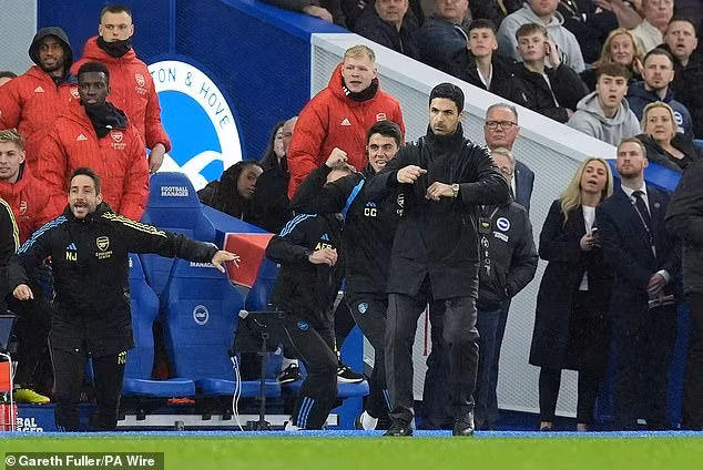 Chùm ảnh: Arsenal lấy lại ngôi đầu Ngoại hạng Anh 