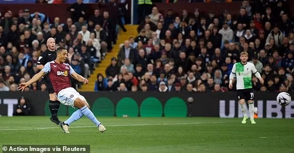 Youri Tielemans dễ dàng quân bình tỷ số 1-1 cho Aston Villa ở phút 12. Chùm ảnh: Cầm hoà Liverpool, cổ động viên Aston Villa tri ân Jurgen Klopp