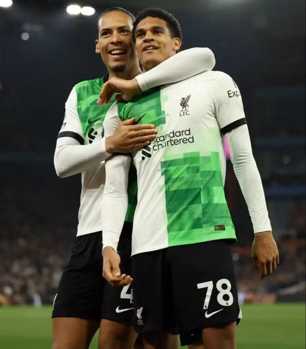 Jarell Quansah ghi bàn thắng đầu tiên ở Ngoại hạng Anh. Chùm ảnh: Cầm hoà Liverpool, cổ động viên Aston Villa tri ân Jurgen Klopp