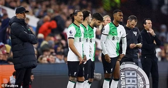 Thầy trò Jurgen Klopp chắc chắn sẽ kết thúc với vị trí thứ ba. Lượt cuối trên sân nhà, Liverpool sẽ tiếp Wolverhampton vào lúc 22h ngày 19/5. Chùm ảnh: Cầm hoà Liverpool, cổ động viên Aston Villa tri ân Jurgen Klopp