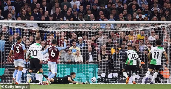 Đội khách Liverpool tiếp tục vươn lên dẫn trước 2-1 nhờ công của Cody Gakpo ở phút 23. Chùm ảnh: Cầm hoà Liverpool, cổ động viên Aston Villa tri ân Jurgen Klopp