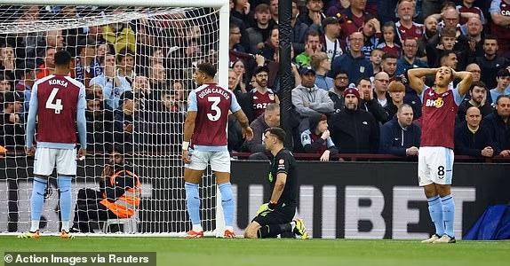 Thủ thành Emiliano Martínez của Aston Villa phản lưới nhà, giúp Liverpool vươn lên dẫn trước ở ngay phút thứ 2. Chùm ảnh: Cầm hoà Liverpool, cổ động viên Aston Villa tri ân Jurgen Klopp